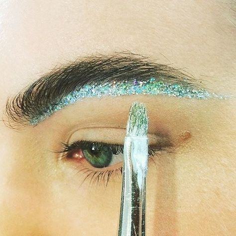 New Ways to Stand Out at Coachella Carnaval Make-up, Glitter Brows, Glitter Eyebrows, Make Up Diy, Make Carnaval, Festival Make Up, Make Up Inspiration, Coachella Festival, Kesha