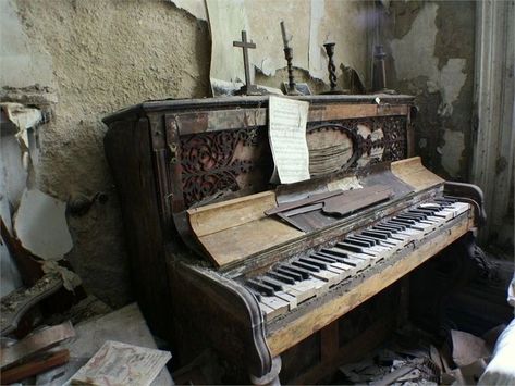 Attic Aesthetic, Abandoned Piano, Piano Aesthetic, Old Piano, Rust Never Sleeps, Tuesdays With Morrie, Abandonment Issues, Beautiful Decay, Old Pianos