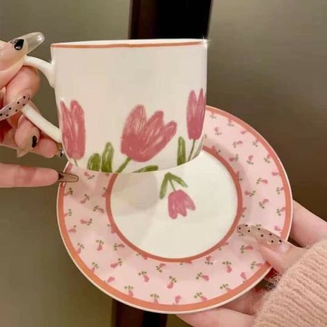 Cute Pottery Painting Ideas Mugs, Ceramic Painting Ideas Easy, Ceramic Painting Ideas Mugs, Aesthetic Pottery Painting, Mug Pottery Painting Ideas, Pottery Painting Ideas Aesthetic, Easy Pottery Painting Ideas, Ceramic Cafe, Diy Pottery Painting