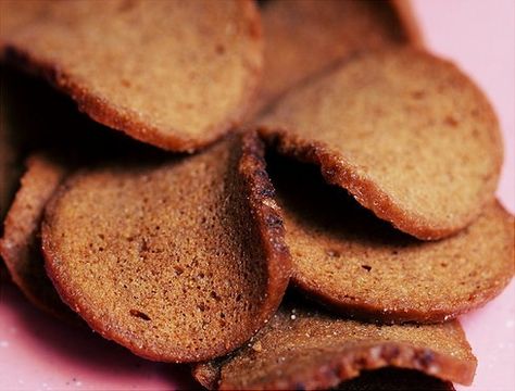 A healthier and cheaper version of Gardetto's Rye (Bagel) Chips. Rye Chips Recipe, Bagel Chips Recipe, Rye Chips, Cookies Japanese, Rye Bagels, Cookies Sandwich, Making Jelly, Bread Garlic, Plating Food