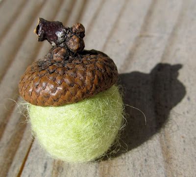 Beginner Needle Felting, Felted Acorns, Acorn Crafts, Needle Felting Tutorials, Needle Felting Projects, Wool Projects, Felting Tutorials, Wool Crafts, Wool Applique