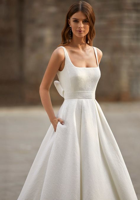 Minimal Wedding Dress, Classy Wedding Dress, Stylish Wedding Dresses, Elegant Dresses Classy, Classic Wedding Dress, Wedding Dress Inspiration, Wedding Dresses Simple, Dream Wedding Dresses, Wedding Attire