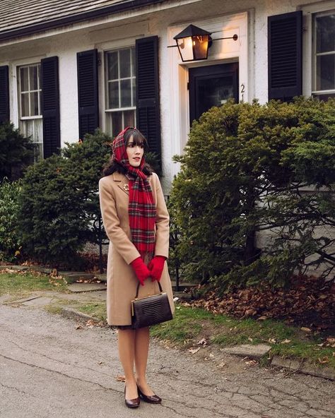 Carolina Pinglo Rizo Patrón (@carepinglo) • Instagram-billeder og -videoer Red Tartan Scarf, Celebrity Winter Style, Brown Accessories, Days Before Christmas, Toronto Fashion, Tartan Scarf, Red Tartan, The Table, Before Christmas