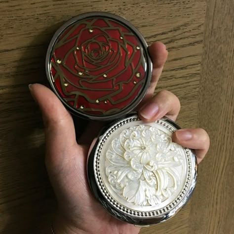 Compact Mirror Aesthetic, Aesthetic Burgundy, Black Cat Aesthetic, Mirror Aesthetic, Pill Case, Old Money Aesthetic, Red Vintage, Girly Jewelry, Compact Mirror