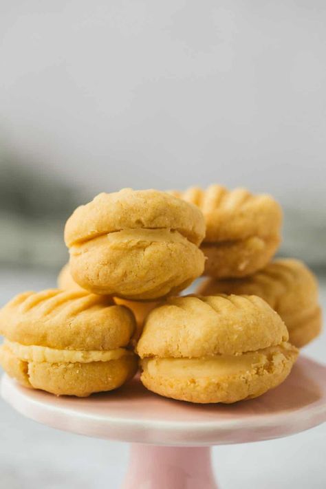 Recipe For Custard, British Biscuit Recipes, How To Make Custard, Custard Creams, Oat Biscuits, Custard Cookies, British Biscuits, Biscuits Recipes, Vanilla Biscuits