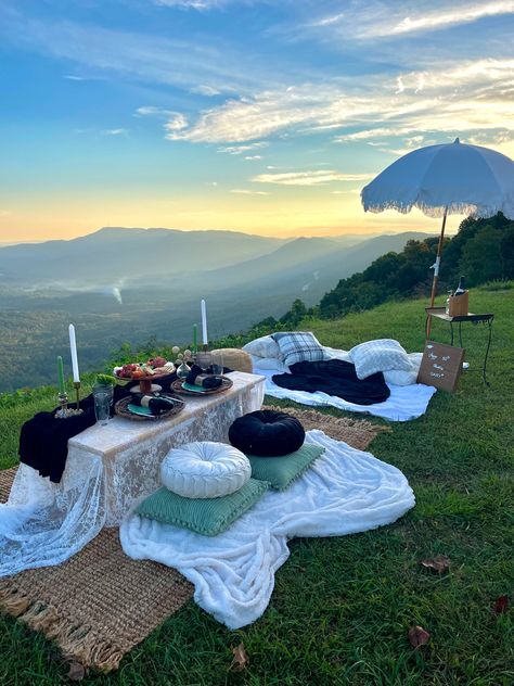 Mountain Top Picnic, Glamorous Picnic, Mountain Picnic, Picnic Engagement Photos, Luxury Picnics, Best Fade Haircuts, Picnic Engagement, Luxury Picnic, Picnic Decorations