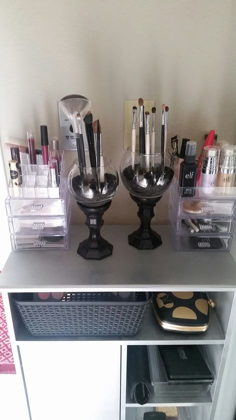 Why buy! DIY brush holders and makeup organizers all parts from the dollar tree Vanity Organization Diy, Vanity Decoration, Diy Makeup Storage Organizers, Makeup Room Diy, Diy Brush Holder, Dollar Tree Makeup, Diy Makeup Organizer, Organization Vanity, Dollar Tree Diy Organization