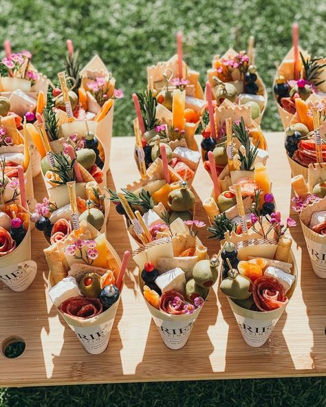 Beer Bars & Pizza Buffets : The Cutest New Wedding Food Ideas! | WedMeGood Pizza Buffet, Cocktail Hour Wedding, Charcuterie Inspiration, Wedding Buffet, Charcuterie Recipes, Wedding Tags, Beer Bar, Wedding Cocktails, Wedding Catering