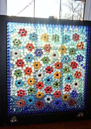 Image paisible de Linda Gladman Diy Outdoor Garden, Door Repurposed, Repurposed Window, Mosaic Windows, Marbles Crafts, Window Crafts, Window Projects, Glass Window Art, Gem Crafts