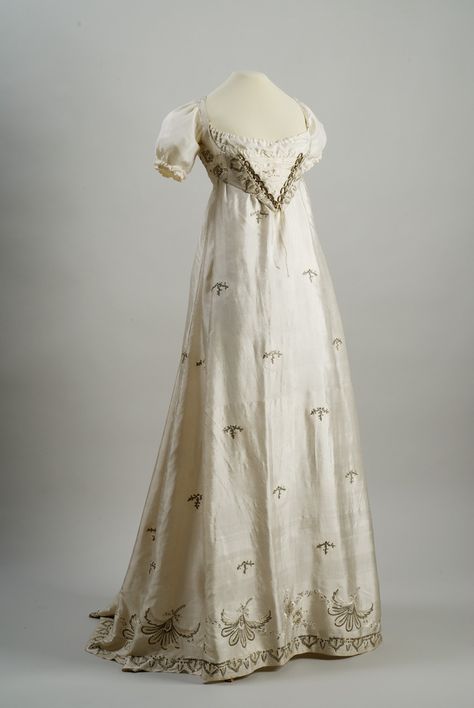 Ephemeral Elegance — Whitework Embroidered Spangled Evening Dress, ca.... 1810 Fashion, Regency Era Fashion, 1800s Fashion, Regency Dress, Regency Fashion, 19th Century Fashion, Old Dresses, Antique Dress, Vintage Gowns