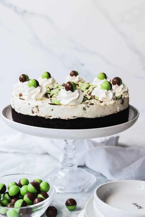 No Bake Mint Aero Cheesecake Recipe — Sugar & Cloth Aero Cheesecake, Tarts Chocolate, Aero Bars, Cake Display Stand, Mint Cheesecake, Salad With Goat Cheese, Cheesecake No Bake, Macaron Flavors, Simple Delicious Recipes