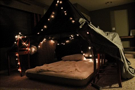 Friday We're In Love: Romantic Fort Date Night Movie Night Fort, First Night Room, 12 Months Of Dates, Romantic Date Night At Home, Fort Night, Indoor Forts, Diy Fort, Romantic Bedroom Ideas, Night Room