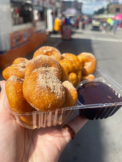 Fall Festival Foods To Sell, Food Truck Deserts, Fall Food Truck Ideas, Mini Donut Food Truck, Food Truck Aesthetic, Donut Food Truck, Fall Festival Food, Donut Business, Donut Truck