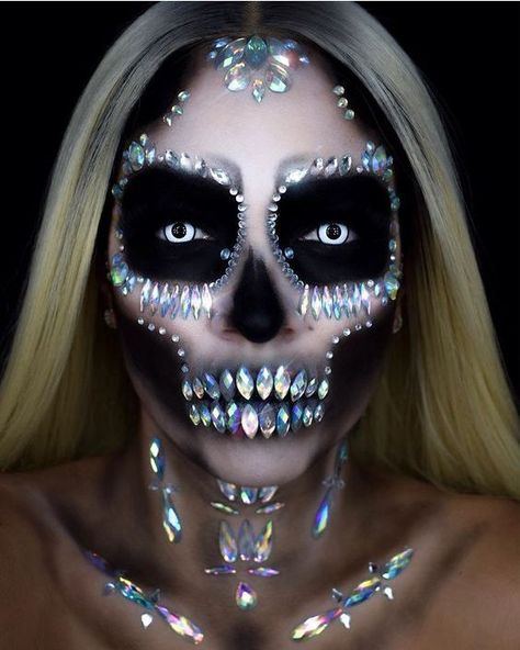 Top 10 Sugar Skull Makeup Looks For Women To Try This Halloween Jeweled Skull Makeup, Skull Gem Makeup, Crystal Skull Makeup, Rhinestone Skull Makeup, Glam Skull Makeup, Half Skull Makeup, Medusa Halloween Costume, Skull Queen, Glam Skull