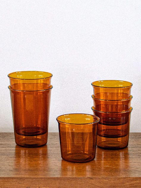 Description Specs Method MODERN VINTAGE STYLE The KINTO CAST AMBER Glass (350ml/11.9oz) is the ideal size and shape for iced tea or coffee. They are microwave and dishwasher safe and can be stacked for compact storage. CAST AMBER stirs up feelings of nostalgia. Items have different proportions depending on their purpose, and are designed to make the user's movements look graceful. The rims of the pieces span slightly outwards so that drinks flow smoothly into your mouth with a slight tilt. The w Amber Glass Bowl, Vintage Water Glasses, Water Glass Aesthetic, Kids Drinks, Homemade Mouthwash, Wine Gift Tags, Amber Glassware, Modern Vintage Style, Kitchen Item