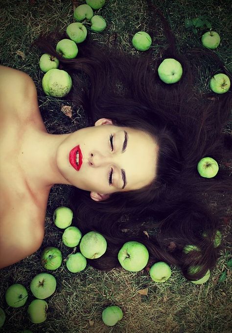 Complementaridade - verde/vermelho Complimentary Color Scheme, Modern Fairytale, Fairytale Photography, Foto Art, Portrait Girl, La Jolla, Photoshoot Inspiration, Green Apple, Portrait Photo