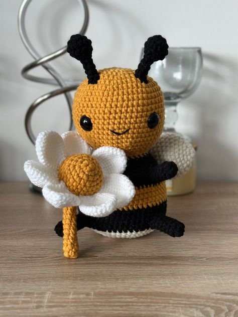 Chunky yarn, bee with flower, large, supersoft. #bumblebee #chunkyyarn #supersoft #crochet Crochet Bumble Bee, Yarn Bee, Crochet Patterns Ideas, Chunky Yarn, Patterns Ideas, Crochet Gifts, Crochet Crafts, Bumble Bee, Crochet Ideas