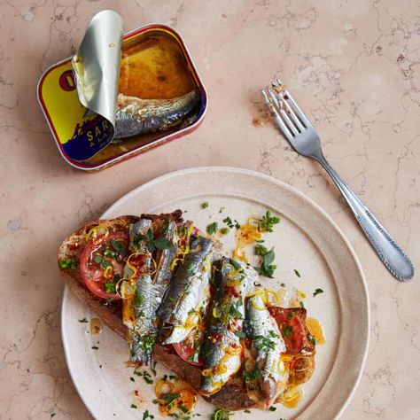 Sardines On Toast Recipe, Recipes For One Person, Sardine Toast, Sill Recept, Oily Fish, One Person Meals, Sardine Recipes, Recipes For One, Dried Chillies