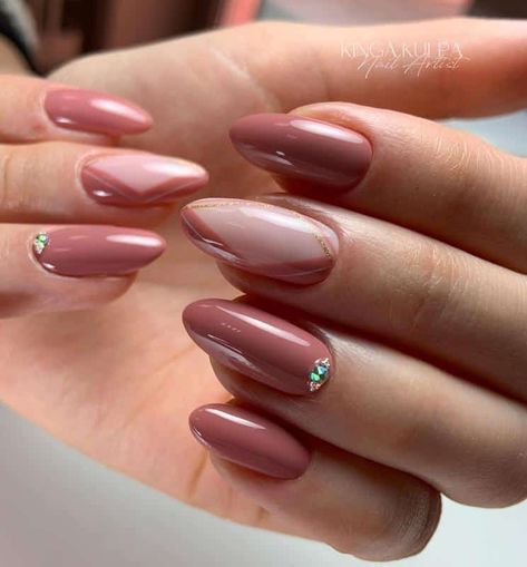 Almond Nail Shape Lipstick Nails Shape, Nail Shape Chart, Ballerina Nails Shape, Easter Nail Art Designs, Shape Chart, Spring Break Nails, Wide Nails, Lipstick Nails, Gold Nail Designs