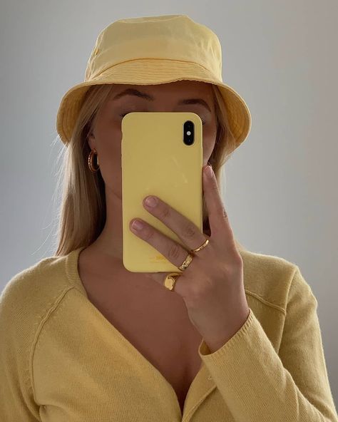 792c7b5aae4a79e78aaeda80516ae2ac Mode Pastel, Yellow Outfit, Yellow Aesthetic, Pastel Yellow, Mode Inspo, Mellow Yellow, Fashion Classy, Colorful Fashion, Aesthetic Clothes