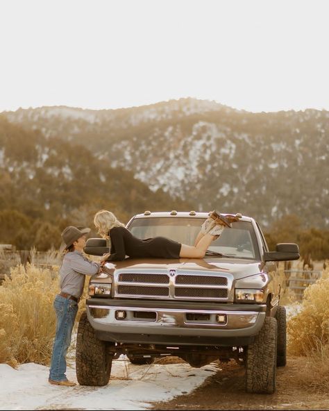 Country Couple Photos, Fall Couple Pictures, Couple Senior Pictures, Country Couple Pictures, Country Relationship Goals, Fall Couple Photos, Country Relationships, Cute Country Couples, Homecoming Pictures