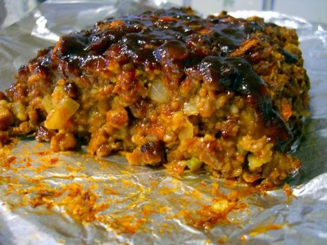 Vegan Meatloaf recipe (uses oatmeal as binder - sub with ground flax seeds?) Veggie Ground Recipes, Ground Round Recipes, Vegan Meatloaf Recipe, Vegetarian Protein Recipes, Vegan Meatloaf, Ground Recipes, Vegan Lunch Box, Paleo Gluten Free Recipes, Daniel Fast Recipes