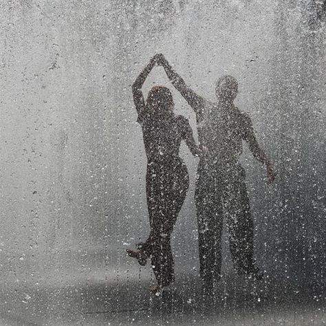 Now that's what I'm talking about!!!  A man who's spontaneous & will dance w/his lady even in the rain! Dance In The Rain, I Love Rain, Under The Rain, Love Rain, Singing In The Rain, Foto Art, Dancing In The Rain, Jolie Photo, 인물 사진