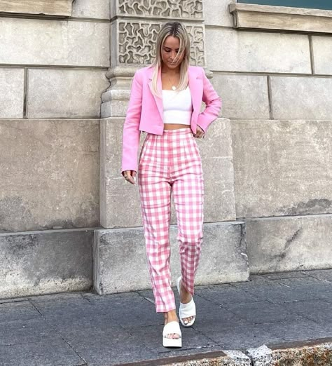 Pink Outfits Ideas, Gingham Trousers, Look Rose, Europe Outfits, Uni Outfits, Quirky Fashion, Pink Outfits, Colourful Outfits, Girly Outfits