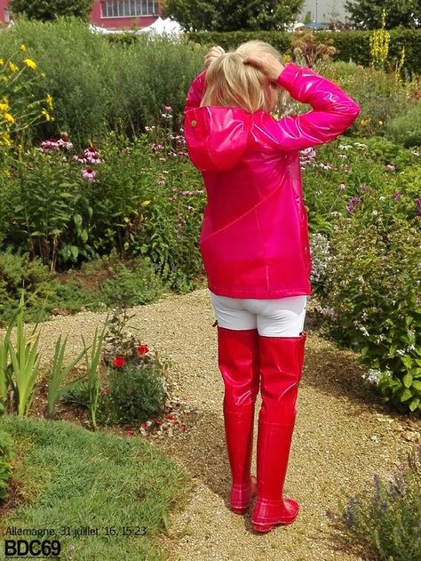 Hip Boots, Leather Boots Outfit, Rubber Boots Fashion, Wellie Boots, Chelsy Davy, Womens Rubber Boots, Pink Raincoat, Rainwear Girl, Wellies Rain Boots