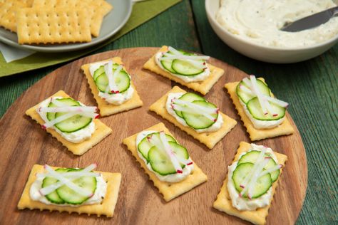 Crackers Lunch Ideas, Cheese And Crackers Lunch, Crisp Sandwich, Linzer Cookie, Crackers Appetizers, Linzer Cookies Recipe, Cheese And Crackers, Linzer Cookies, Raspberry Fruit