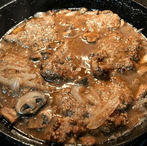 Smothered Cube Steak, Bistec Encebollado, Gravy Master, Hamburger Steak And Gravy, Hamburger Steaks, Steak And Gravy, How To Make Hamburgers, Hamburger Steak, Cube Steak