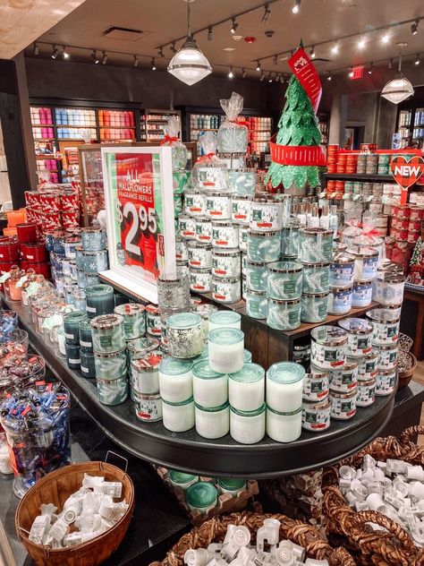 📍Bath & Body Works 🛍️ #preppy #christmas #christmasgiftideas #bathandbodyworks #shopping #christmasshopping #aesthetic Christmas Aesthetic Bath And Body Works, Christmas Gifts Astethic, Christmas Shower Aesthetic, Christmas Candles Bath And Body Works, Bath And Body Works Christmas Aesthetic, Bath Body Works Aesthetic, Bath And Body Works Candles Aesthetic, Winter Bath And Body Works, Fall Bath And Body Works