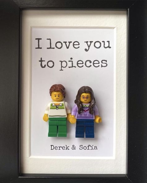 framed lego "couple" with text "I love you to pieces: derek & Sofía" Gifts For Boyfirend, Lego Anniversary Gift, Lego Couple Gift, Lego Boyfriend Gift Ideas, Lego Gifts For Boyfriend, Long Distance Diy Gifts, Gifts For Boyfriend 5 Senses, Diy Gifts For Boyfriend Christmas, Homemade Anniversary Gifts For Him