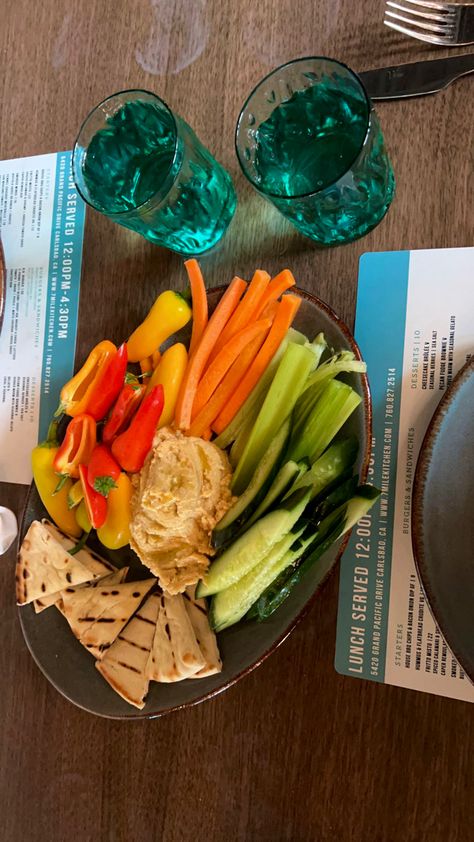 Healthyfood Aesthetic, Veggies Hummus, Lunch Veggies, Lunch Platter, Hummus Healthy, Plate Aesthetic, Veggie Platter, Vegetable Plate, Fudge Brownies