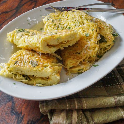 Froga tat-Tarja is a pasta omelette from Malta. Malta is a small country in the Mediterranean. MALTESE VERMICELLI OMELET Pasta Omelette, Maltese Dishes, Bread Ciabatta, Gaining Independence, Cottage Breakfast, Malta Europe, Maltese Food, Malta Food, Maltese Recipes