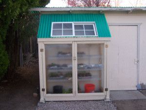 reuse old shower doors Door Greenhouse, Diy Small Greenhouse, Diy Shower Door, Building A Greenhouse, Glass Shower Wall, Door Projects, Glass Shower Doors Frameless, Diy Outdoor Table, Build A Greenhouse