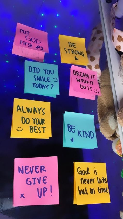 Wall Motivation Ideas, Cute Sticky Notes Quotes, Positive Sticky Notes Quotes, Sticky Notes Motivation Wall, Sticky Notes Wall Decor, Study Room Decor Aesthetic, Sticky Note Decor, Sticky Notes Aesthetic, Sticky Notes Quotes