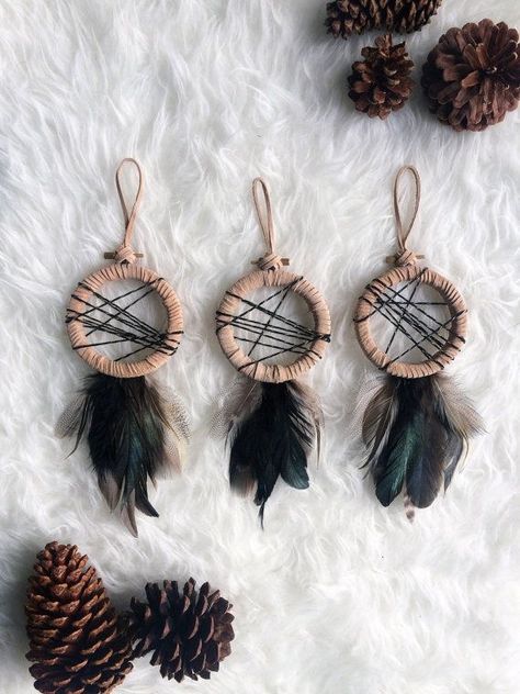 Dreamcatcher Christmas, Mini Dream Catcher, Feather Wall Decor, Curtain Ring, Boho Dreamcatcher, Diy Tumblr, Bohemian Christmas, Small Dream Catcher, Modern Hippie