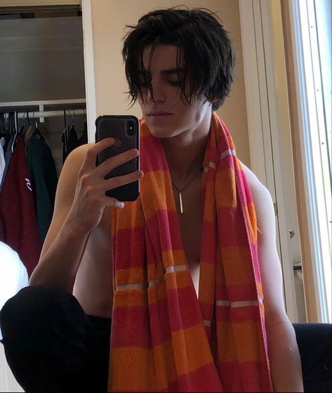 Dark Brown Wavy Hair, Anatomy Art Reference, Guys With Black Hair, Selfie Boy, Brown Wavy Hair, Face Claims Male, Wow Photo, Salvatore Brothers, Middle Part Hairstyles