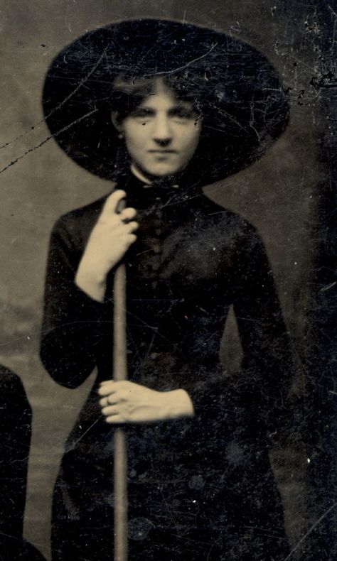 59c244a5908beeea572531a3778cfbc7 Vintage Halloween Photos, Real Witches, Vintage Witch, Season Of The Witch, Halloween Vintage, Man Ray, Halloween Photos, Witchy Woman, Halloween Inspiration