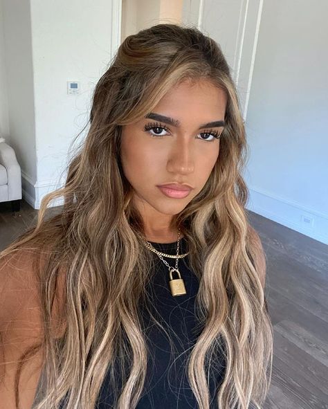 Olive Skin Blonde Hair, Blonde Dimensional Hair, Azra Mian, Brown Skin Blonde Hair, Dark Skin Blonde Hair, Hispanic Hair, Dark Brown Hair Balayage, Surfer Hair, Highlights Curly Hair