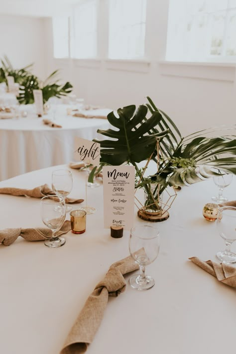 Minimal Tropical Wedding Centerpiece, Wedding Monstera Decoration, Hawaiian Wedding Reception Ideas, Tropical Leaves Centerpiece, Minimal Tropical Centerpiece, Tropical Centerpieces Wedding Receptions, Minimal Tropical Wedding Decor, Tropical Leaves Wedding Decor, Florida Wedding Centerpieces