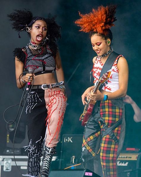 Classic Punk Fashion, Black Punk Fashion, Twin Fashion, Punk Pose Reference, Punk Fashion Outfits, Black Alternative, Nova Twins, Black Punk Outfits, Neopaliton Hair