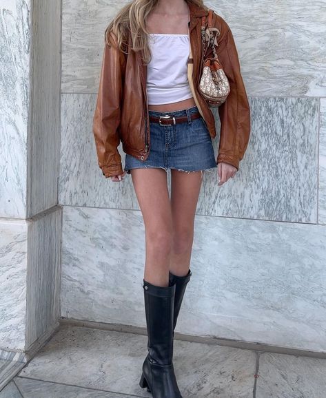 Micro Mini Skirt Outfit, Denim Skirt Outfit Fall, Denim Mini Skirt Outfit, Skirt Outfits Aesthetic, Short Skirts Outfits, Denim Skirt Fashion, Jean Skirt Outfits, Brown Mini Skirt, Mini Outfit