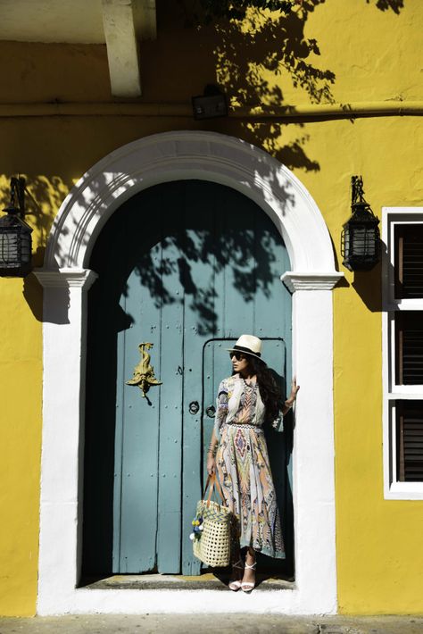 Door Poses Picture Ideas, Outfits Cartagena, Turquoise Door, Travel Pose, Travel Pictures Poses, Pondicherry, Beach Photography Poses, Model Poses Photography, Foto Poses