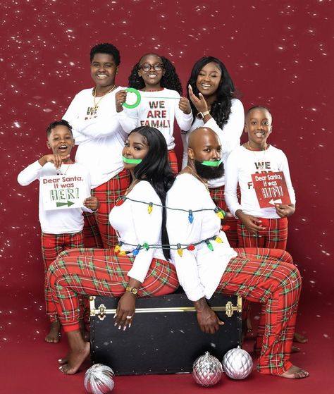 Pijama Christmas Pictures, Family Holiday Pajamas Photo Ideas, Matching Pajama Family Pictures, Christmas Photoshoot Ideas For Family, Black Christmas Pictures Family Photos, Family Photoshoot Christmas Ideas, Christmas Pj Family Photos, Christmas Pajama Photo Shoot Family, Christmas Family Picture Ideas