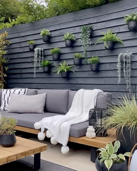 13 of the Best Fence Colour Ideas For A Welcoming Outdoor Space 13 Painted Fence Ideas, Fence Gardening, Fence Landscaping Ideas, Paint Fence, Painting Fence, Painted Fence, Fenced Garden, Ideas Terraza, Design Fence