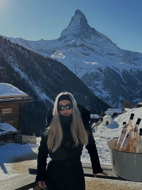 Swiss Alps Apres Ski, Euro Trip Outfits Winter, Swiss Alps Outfit Winter, Swiss Winter Aesthetic, Aesthetic Trip Photos, Travelling Outfits Winter, Switzerland Skiing Aesthetic, Zermatt Photo Ideas, Swiss Alps Winter Outfits