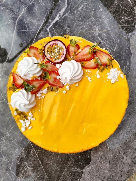 Mango, meringue, passionfruit, cheesecake, strawberry, cake decoration Mango Strawberry Cake, Mango Cake Decoration, Strawberry Cake Decoration, Mango Meringue, Grapefruit Cake, Cheesecake Decoration, Passionfruit Cheesecake, Cheesecake Strawberry, Mango Passionfruit