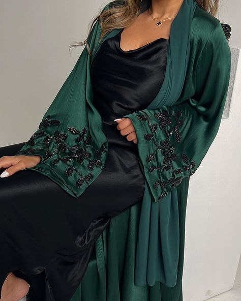 Luxury Abaya, Abaya Designs Latest, Dress Islamic, Abaya Fashion Dubai, Abaya Outfit, Abaya Hijab, Moroccan Clothing, Mode Kimono, Mode Abaya